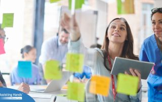 A teacher uses sticky notes as part of an innovative teaching method, representing methods that can help students apply caregiver training in a better way.