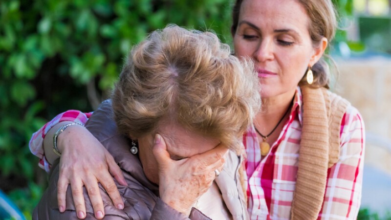 caregiver help senior who suffer from dementia