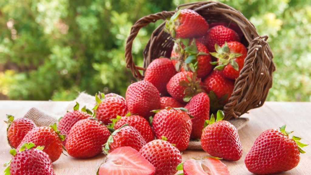 strawberries lower Alzheimer’s dementia