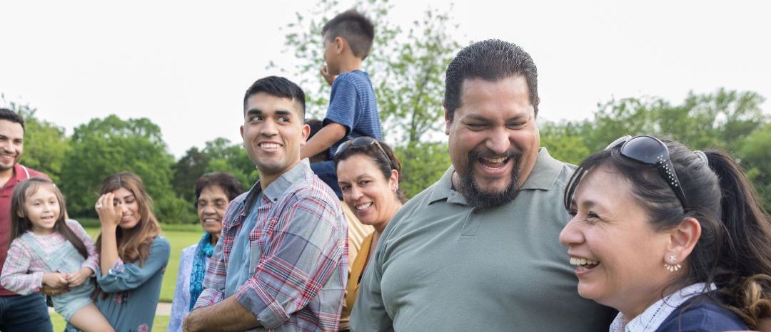 familia cuidador personal en casa